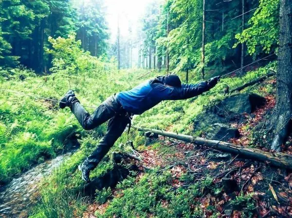 Selbstgebaute Seilquerung über einen kleinen Bach im Wald