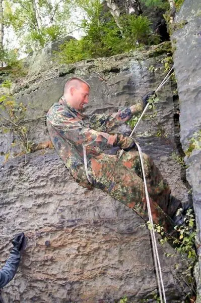 Seilquerung an einer Felswand mit gesichertem Seil