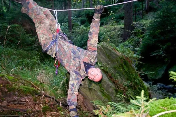 Seilquerung mit Kletterausrüstung über einen felsigen Untergrund