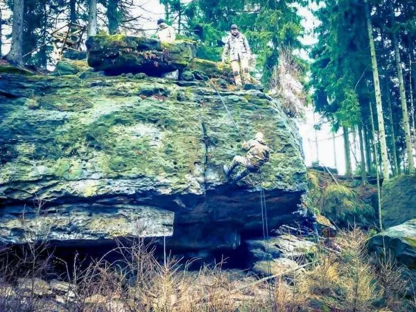 Seilquerung an einer Felswand mit gesichertem Abseilen