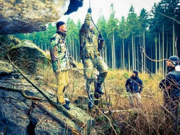 Seilquerung über einen Abgrund mit selbstgebautem Seil und mehreren Personen in der Nähe