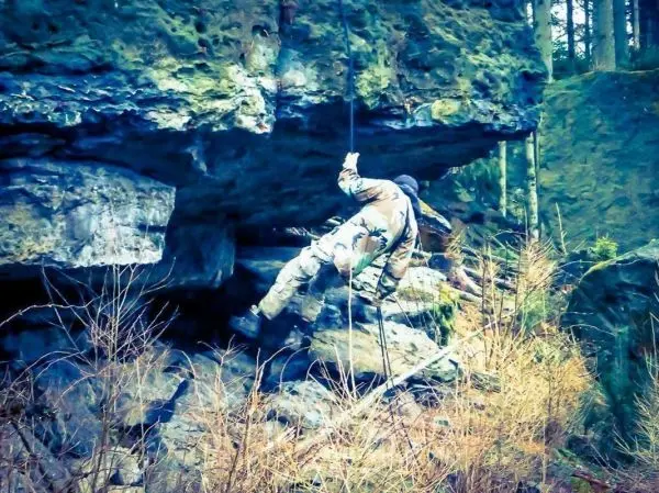 Seilquerung unter einem großen Felsen mit gesichertem Seil