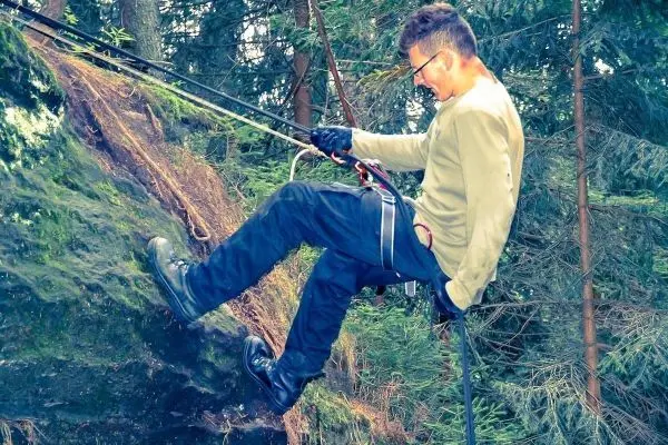 Abseilen an einer Felswand mit Seil und Sicherungssystem