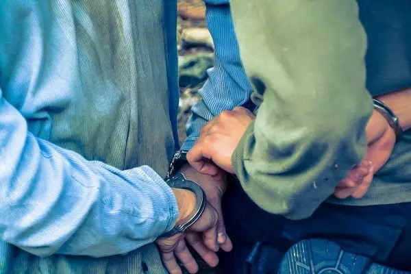 Hände mit Handschellen sind miteinander verbunden