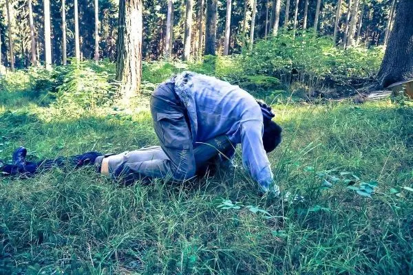 Person übt eine Technik auf dem Boden im Wald