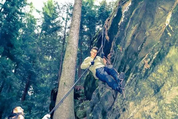 Seilquerung an einer Felswand mit Unterstützung durch eine Person