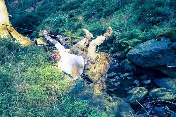 Seilquerung über einen kleinen Bach mit einem selbstgebauten Seil