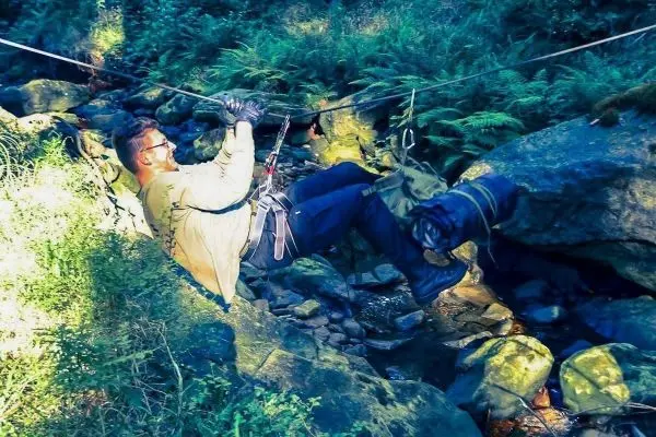 Selbstgebaute Seilquerung über einen kleinen Bach mit Ausrüstung