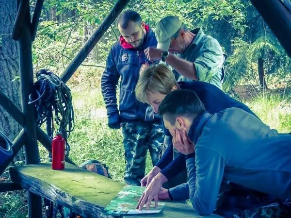 Gruppendiskussion über eine Karte auf einem Tisch im Freien