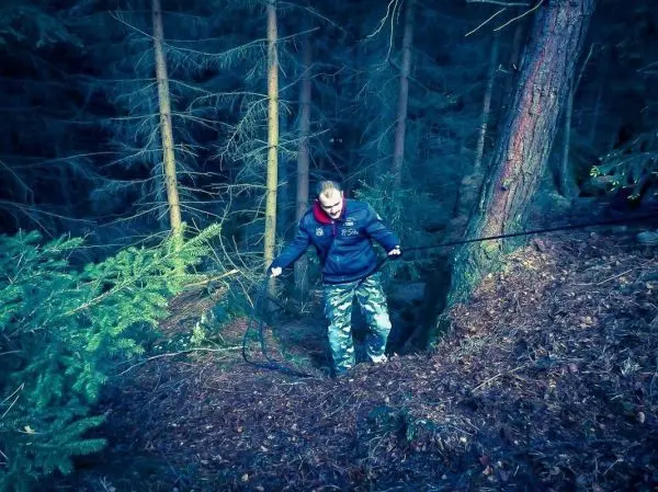 Person überquert eine steile Abbruchkante mit einem Seil