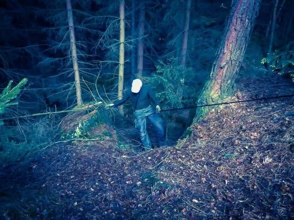 Person überquert eine steile Böschung mit einem Seil