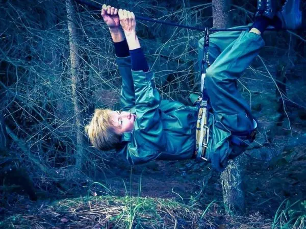 Seilquerung mit selbstgebauter Seilbrücke zwischen Bäumen