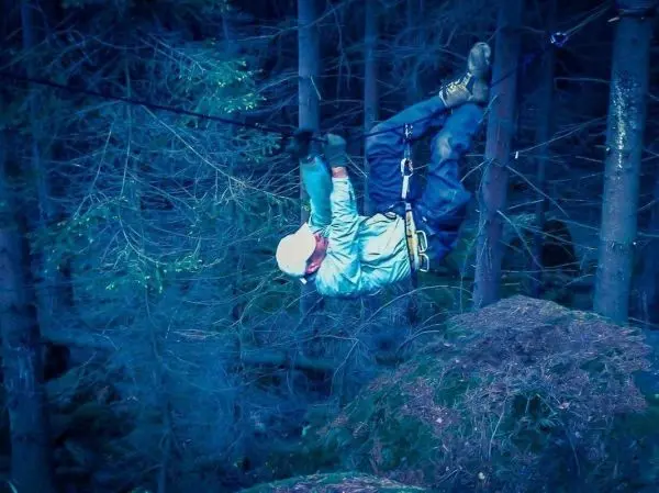 Seilquerung mit Sicherheitsausrüstung zwischen Bäumen im Wald