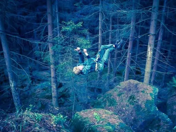 Seilquerung über eine Felsformation im Wald