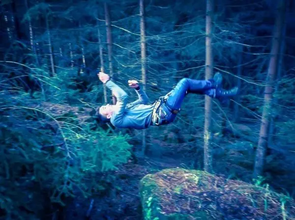 Seilquerung über eine Kante mit Sicherungsgurt und Seil