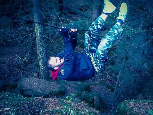 Seilquerung über einen Baumstamm im Wald