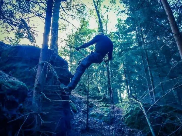 Seilquerung über einen Felsen im Wald mit Hilfe eines Seils