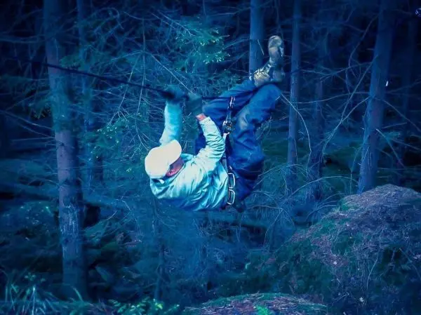 Seilquerung über unebenem Gelände mit Sicherungsgurt und Kletterausrüstung