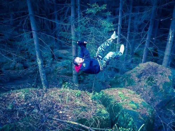Selbstgebaute Seilquerung über einen Abgrund im Wald