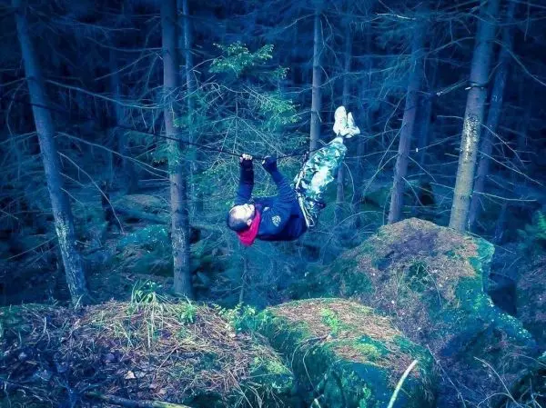 Selbstgebaute Seilquerung über einen Abgrund zwischen Bäumen