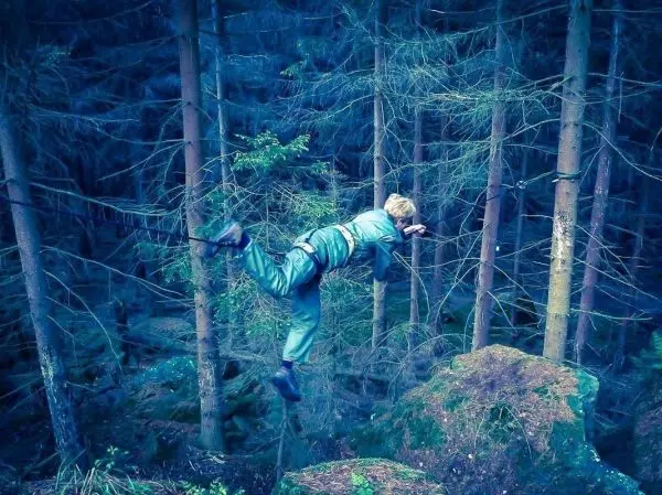 Selbstgebaute Seilquerung über einen Abgrund zwischen Bäumen