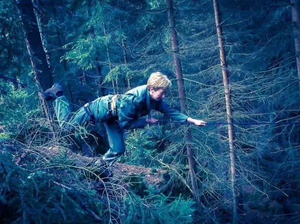 Selbstgebaute Seilquerung wird über einen Baumstamm überwunden