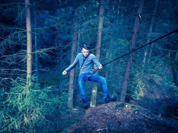 Selbstgebaute Seilquerung wird über einen Hang genutzt