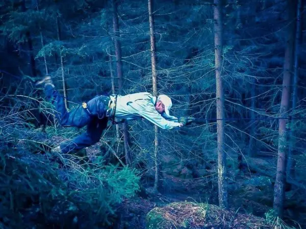 Selbstgebaute Seilquerung wird überquert