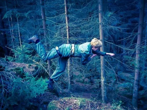 Selbstgebaute Seilquerung wird überquert