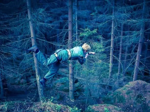 Selbstgebaute Seilquerung zwischen Bäumen mit einer Person in stabiler Position