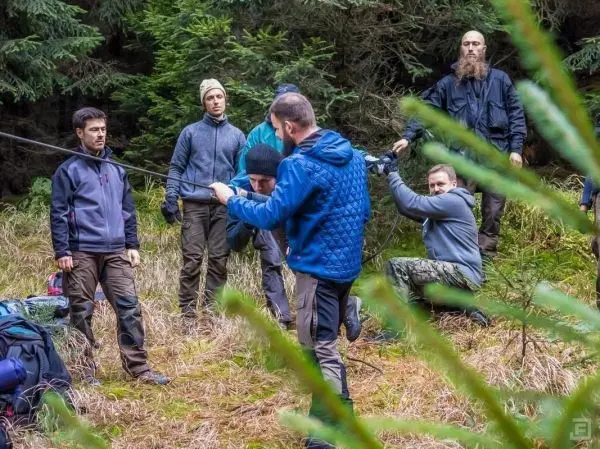Gruppierung arbeitet an einer selbstgebauten Seilquerung im Wald
