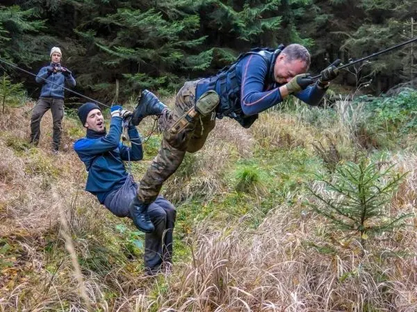 Selbstgebaute Seilquerung wird von zwei Personen genutzt