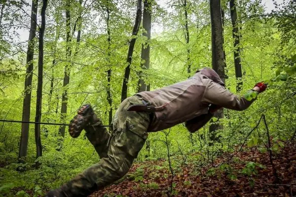 Selbstgebaute Seilquerung wird im Wald überwunden