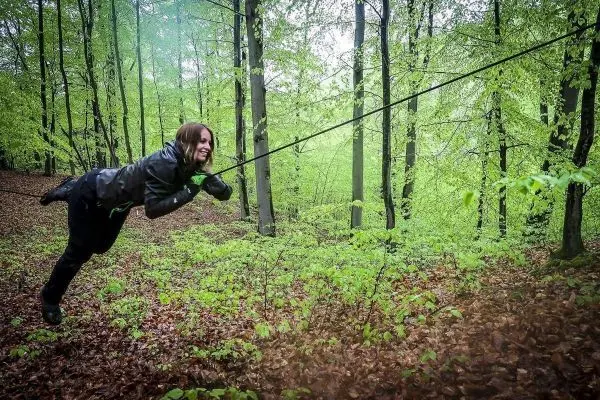 Selbstgebaute Seilquerung wird über den Waldboden überwunden