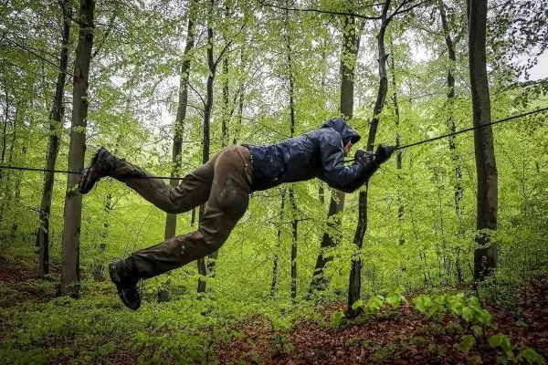 Selbstgebaute Seilquerung wird von einer Person überquert