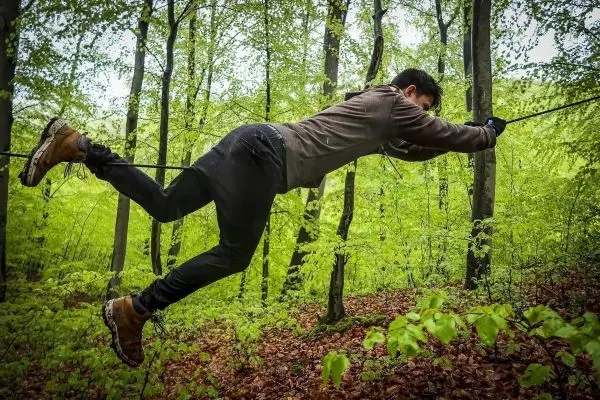 Selbstgebaute Seilquerung wird von einer Person überquert