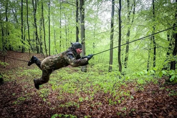 Selbstgebaute Seilquerung wird von einer Person überquert