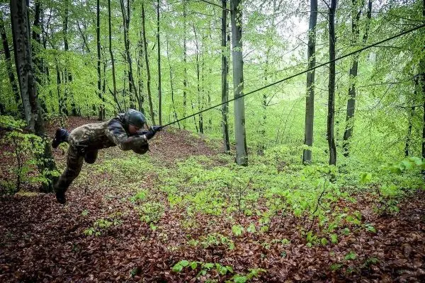Selbstgebaute Seilquerung wird von einer Person überquert