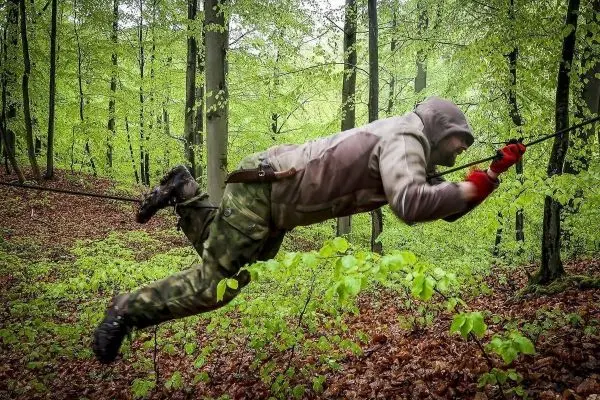 Selbstgebaute Seilquerung wird von einer Person überquert