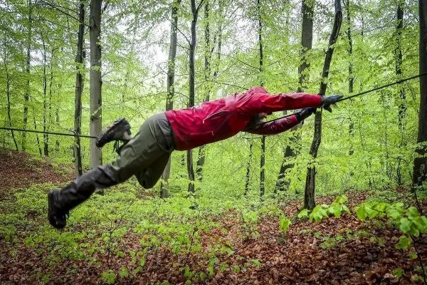 Selbstgebaute Seilquerung wird von einer Person überquert