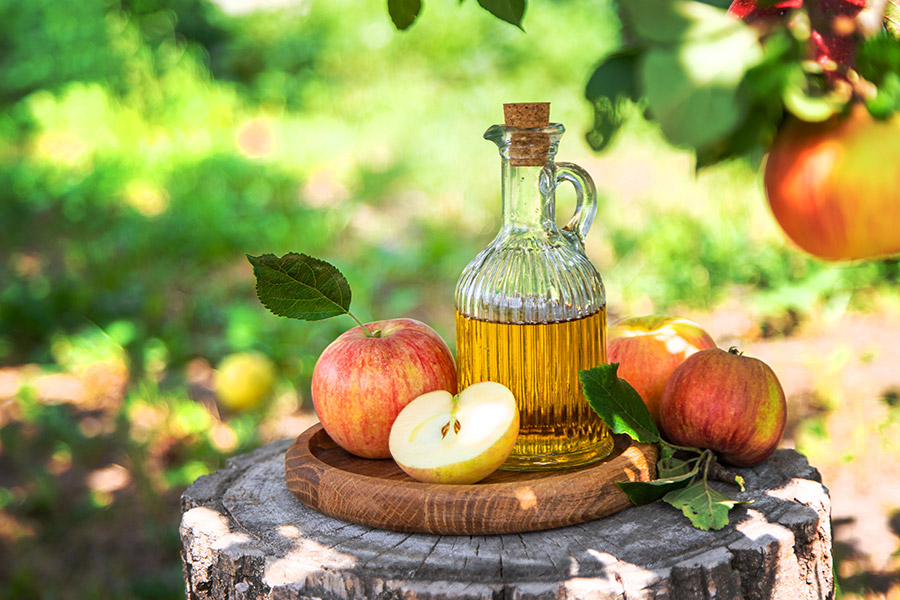 Apfelsaft steht auf Tisch