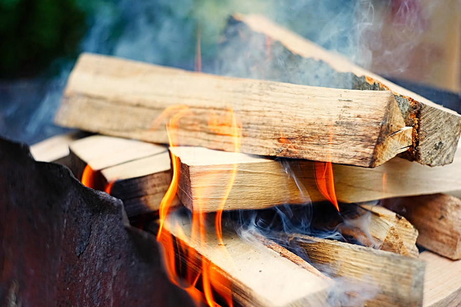 Holz brennt in Feuerstelle