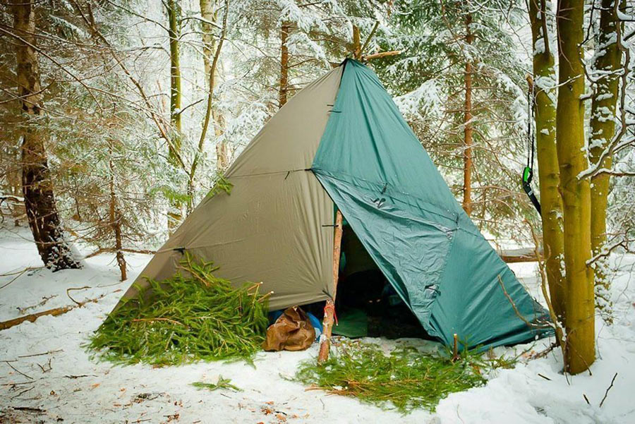Tipi aus Zeltplanen im Winter beim Survival Training