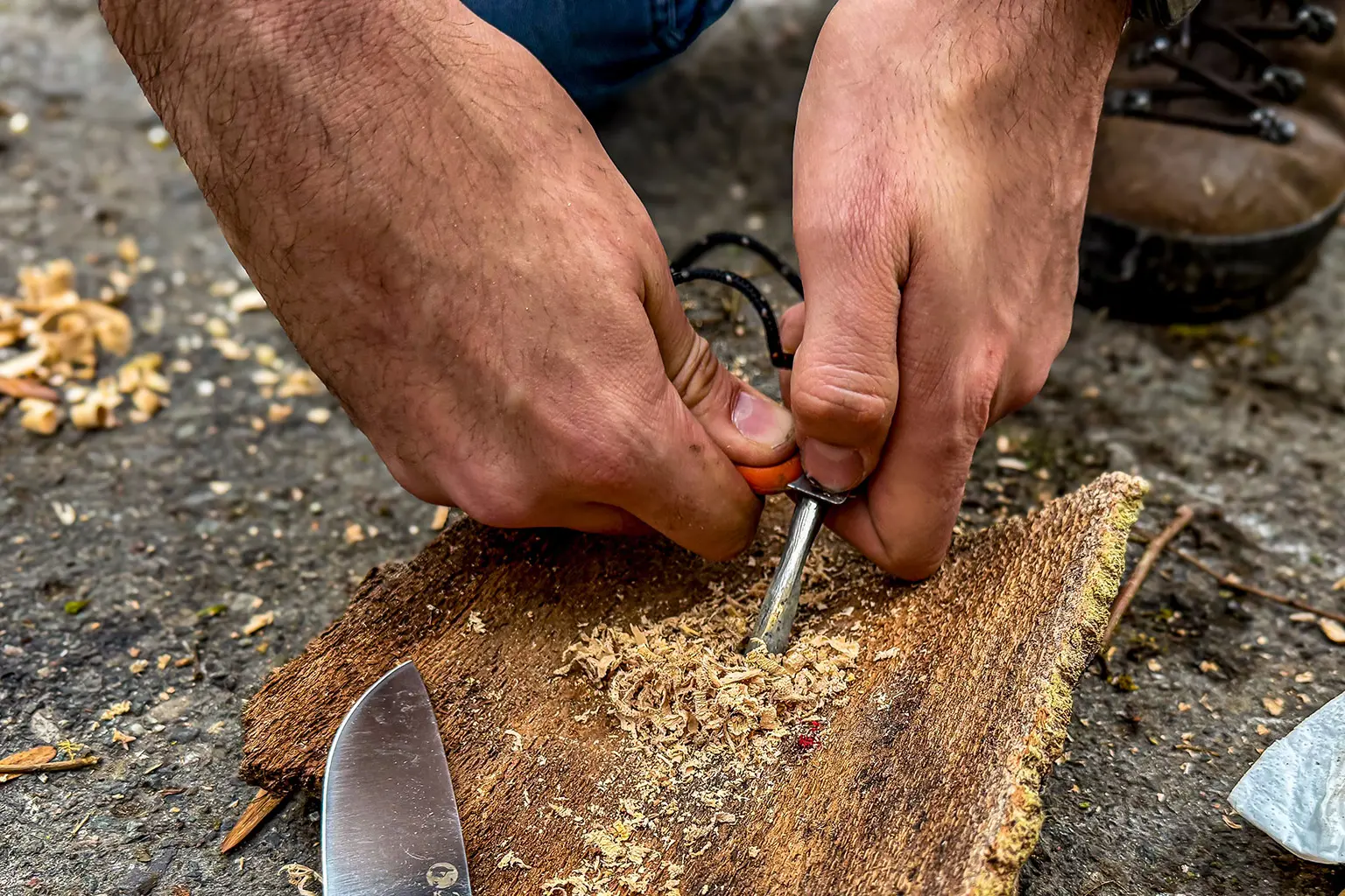 Feuerstahl Grundhaltung beim Survival Training