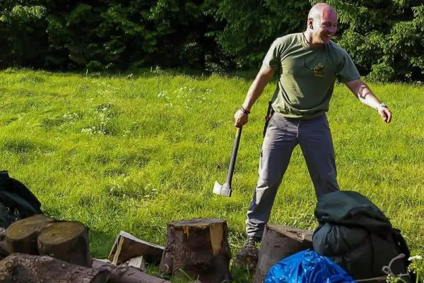 Axt wird auf einen Holzstamm geschwungen
