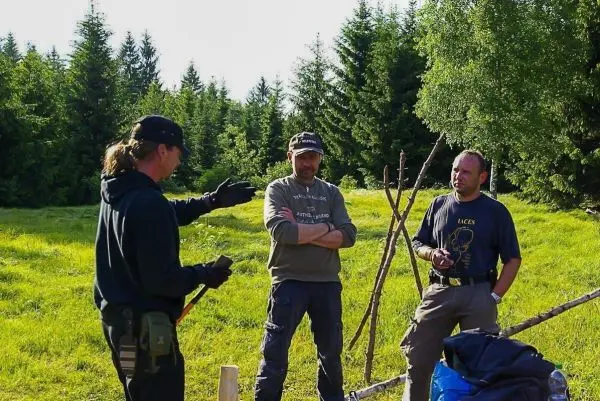 Diskussion über Techniken im Freien mit mehreren Personen und Ausrüstung im Hintergrund