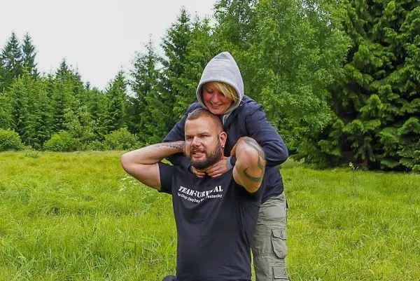 Eine Person führt einen Haltegriff an einer anderen Person aus