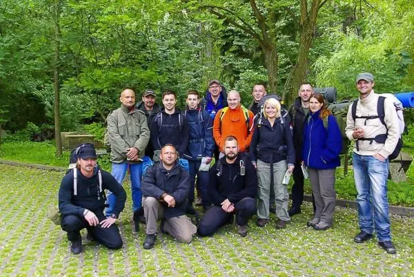 Gruppierung von Personen mit Rucksäcken in einem Waldgebiet