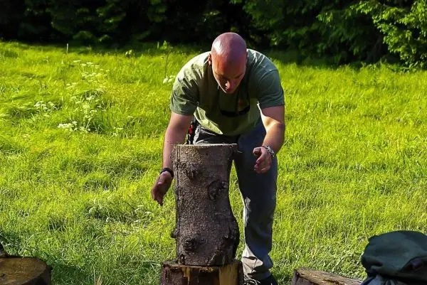 Holzstück wird auf einen stabilen Untergrund platziert