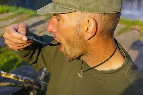 Mann isst mit einem Löffel aus einer Schüssel